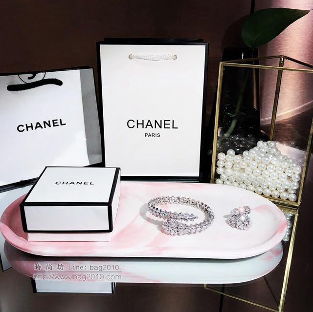 chanel手鏈 最新版 CHANEL高級奢華珠寶 梯方鑽流行手鐲 戒指套裝 鏤空雕琢  gzsc1108